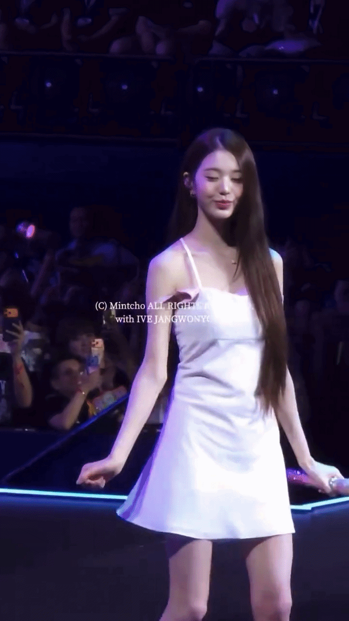 C&ocirc;ng ch&uacute;a Kpop mặc v&aacute;y ngủ l&ecirc;n s&acirc;n khấu- Ảnh 2.