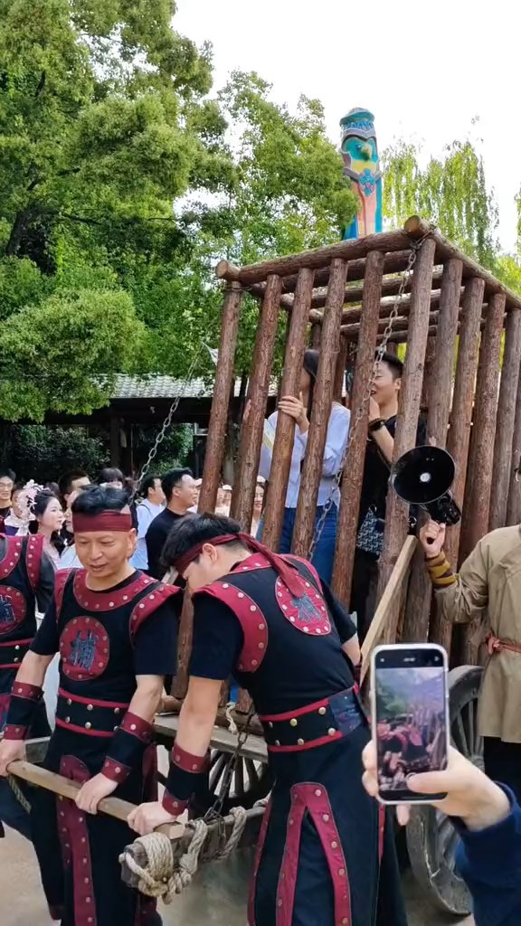 Dịch vụ du lịch lạ chỉ c&oacute; khi du lịch Trung Quốc: Hơn 1 triệu đồng/1 lần thử, phải đeo g&ocirc;ng v&agrave;o cổ- Ảnh 4.