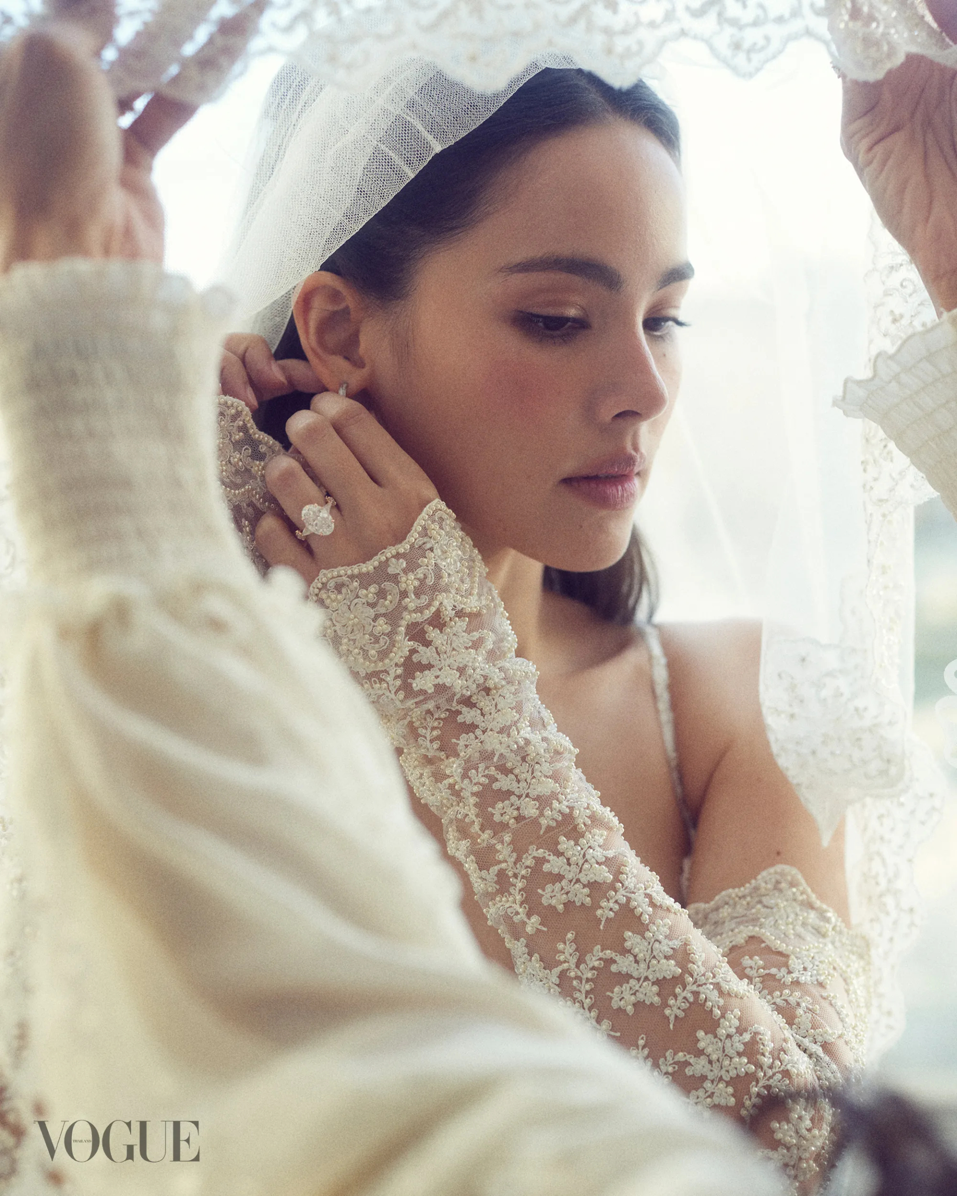 Ảnh cưới trong mơ của "cặp đ&ocirc;i thế kỷ" Th&aacute;i Lan: Cổ t&iacute;ch đời thật chiếm trọn trang chủ Vogue!- Ảnh 9.