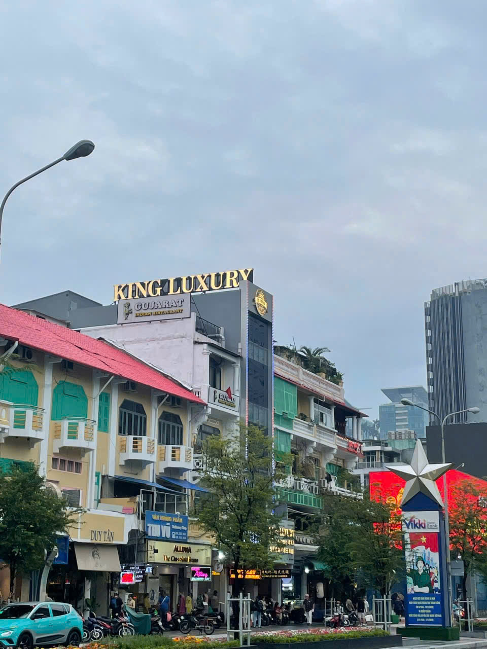 Kh&aacute;ch T&acirc;y "nghiện" đi cắt t&oacute;c ở Việt Nam, định v&agrave;o 15 ph&uacute;t nhưng 2 tiếng sau mới chịu ra- Ảnh 4.