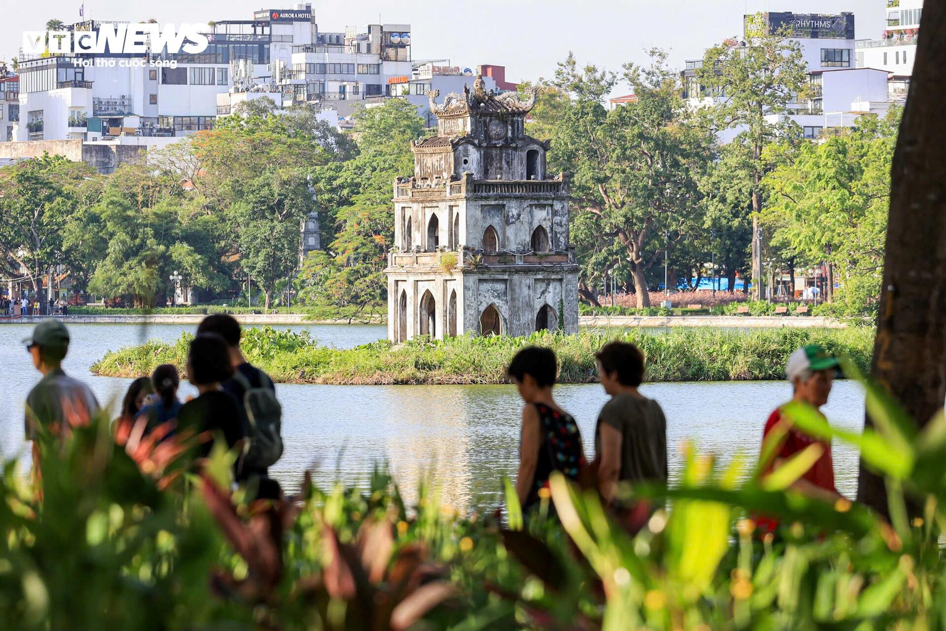 Ngo&agrave;i đường hầm hập như l&ograve; nung, người H&agrave; Nội k&eacute;o v&agrave;o trung t&acirc;m thương mại tr&aacute;nh n&oacute;ng- Ảnh 1.