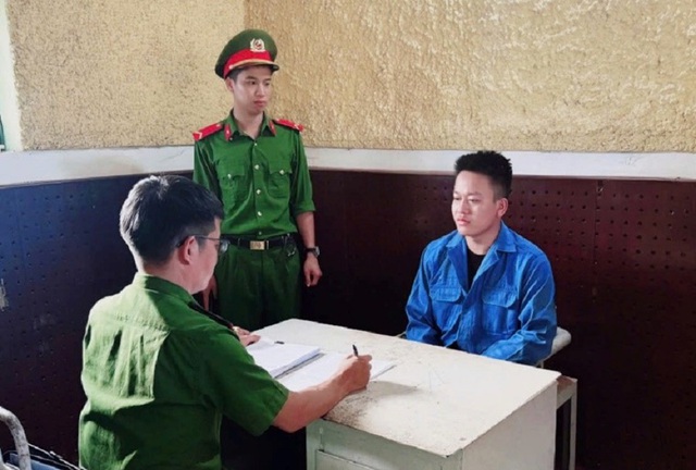 Thi h&agrave;nh lệnh bắt tạm giam chủ tiệm cầm đồ Đặng Quốc Thanh SN 2001- Ảnh 1.