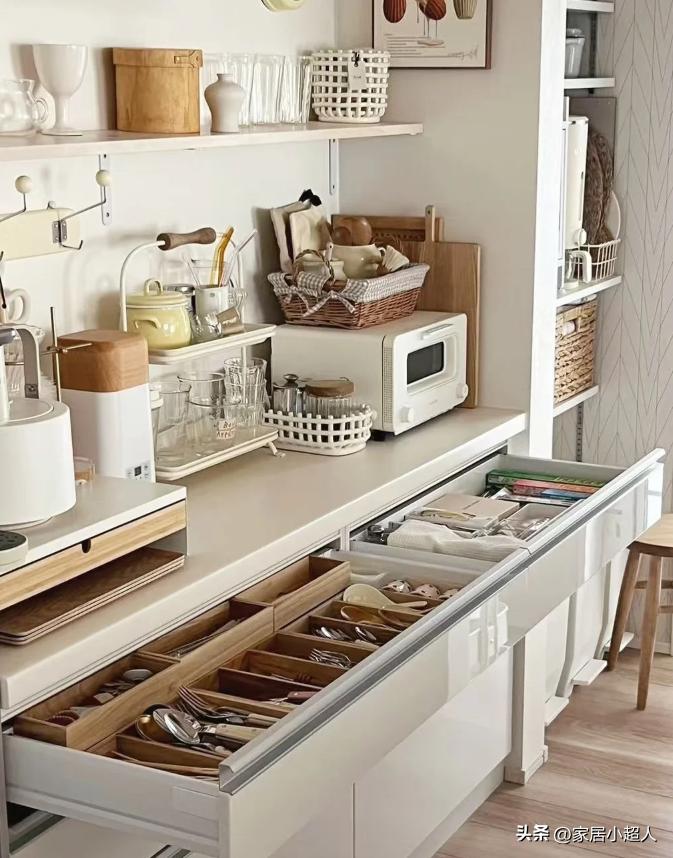Chồng t&ocirc;i nhất quyết lắp th&ecirc;m ngăn k&eacute;o v&agrave;o 6 chiếc tủ n&agrave;y, sau 6 th&aacute;ng sử dụng, ch&uacute;ng hữu &iacute;ch đến nỗi t&ocirc;i muốn kh&oacute;c v&igrave; sung sướng- Ảnh 1.
