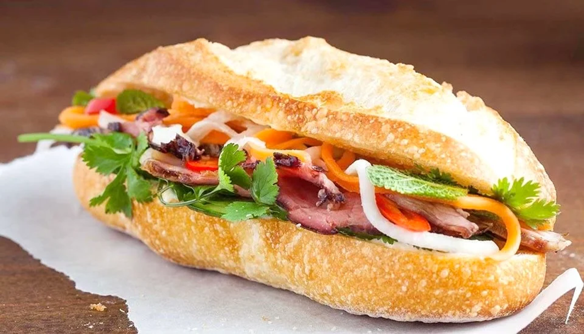 Ăn b&aacute;nh m&igrave; s&aacute;ng, 39 người nhập viện cấp cứu - Ảnh 1.