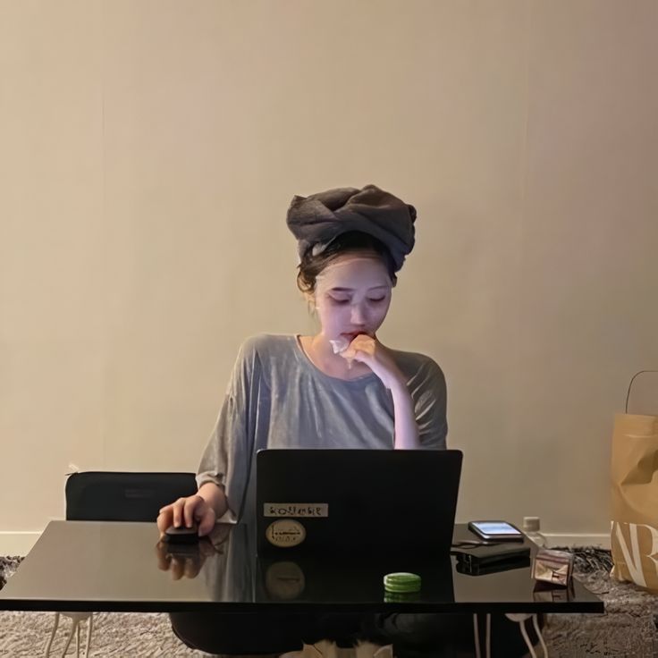 Tan l&agrave;m rồi vẫn kh&ocirc;ng được y&ecirc;n: Sếp giao việc, đồng nghiệp nhờ &ldquo;gi&uacute;p chị t&iacute;&rdquo;, từ chối sao?- Ảnh 1.