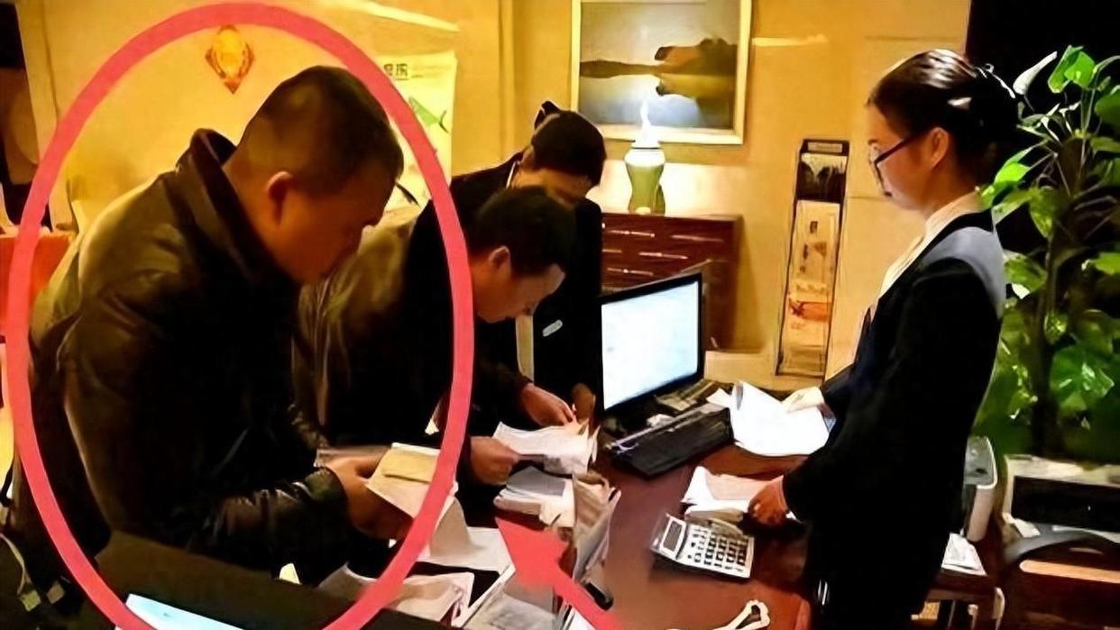 Họp lớp hết 116 triệu, cậu bạn c&aacute; biệt năm xưa đứng dậy trả tiền, n&oacute;i một c&acirc;u khiến tất cả đứng h&igrave;nh rồi lặng lẽ rời nh&oacute;m- Ảnh 2.