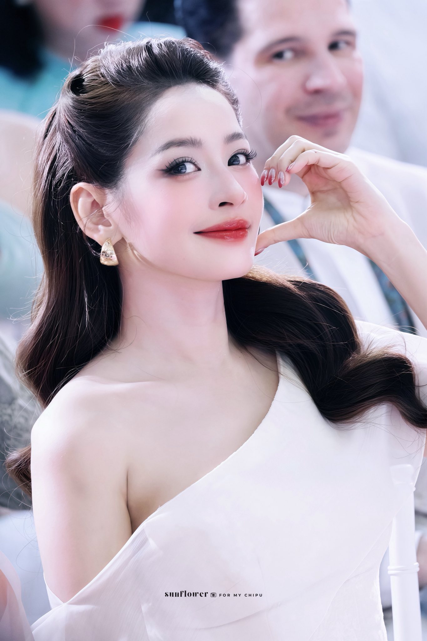 Mỹ nh&acirc;n đẹp nhất Việt Nam &ldquo;phục th&ugrave;&rdquo;- Ảnh 5.