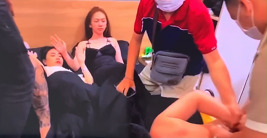 Đột k&iacute;ch bar Revo ở TP.HCM, "d&acirc;n chơi" th&aacute;o chạy t&aacute;n loạn, lộ nguồn cung cấp ma t&uacute;y- Ảnh 2.