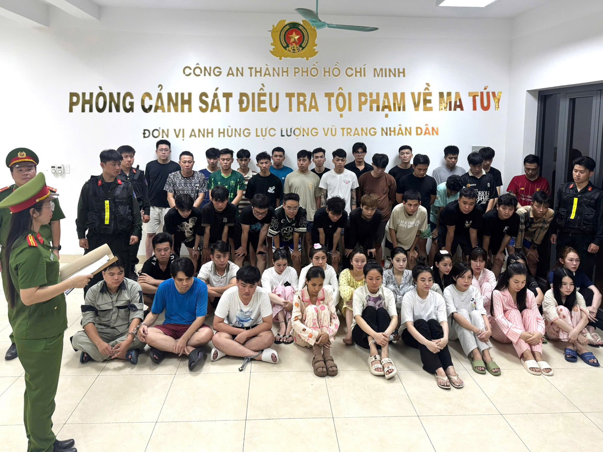 Đột k&iacute;ch bar Revo ở TP.HCM, "d&acirc;n chơi" th&aacute;o chạy t&aacute;n loạn, lộ nguồn cung cấp ma t&uacute;y- Ảnh 1.