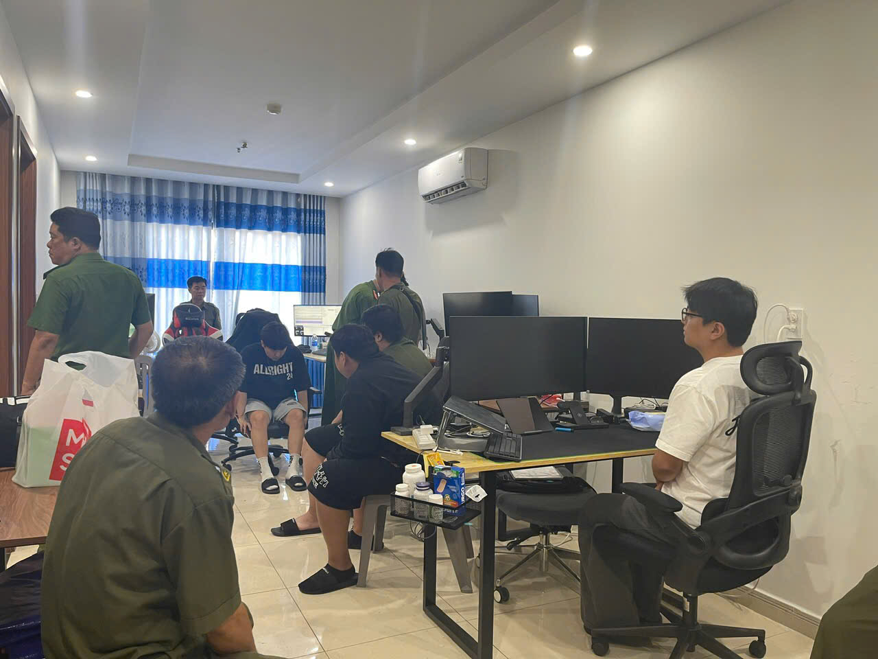 Đột kích căn nhà của nhóm người ngoại quốc, phát hiện cả "kho" đồ công nghệ và loạt chiêu trò trốn cư trú ở TP.HCM- Ảnh 3. Đột kích căn nhà của nhóm người ngoại quốc, phát hiện cả "kho" đồ công nghệ và loạt chiêu trò trốn cư trú ở TP.HCM- Ảnh 3.