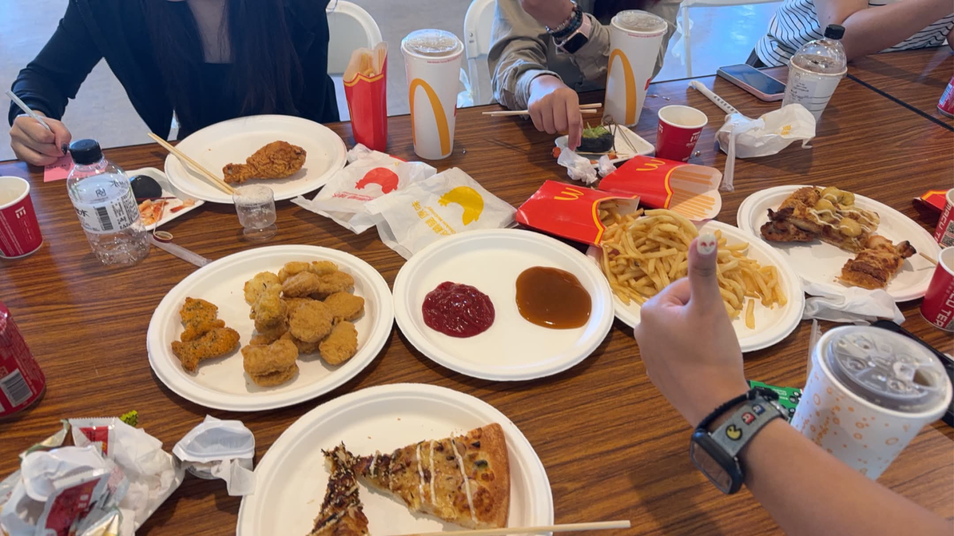 X&ocirc;n xao tiệc cưới bố tr&iacute; như picnic, thực đơn l&agrave; đồ ăn nhanh, kh&aacute;ch mừng cưới 3 triệu bức x&uacute;c: &ldquo;T&ocirc;i thấy m&igrave;nh kh&ocirc;ng được t&ocirc;n trọng&hellip;&rdquo;- Ảnh 6.