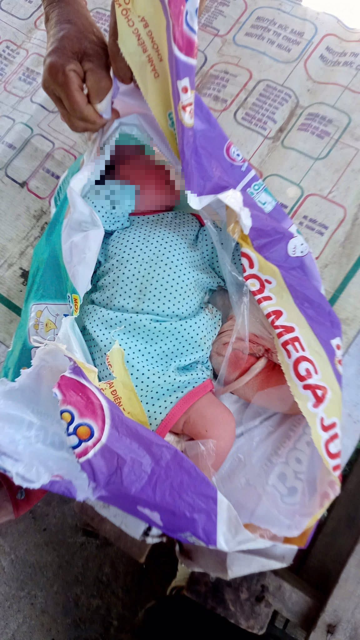 Đ&agrave; Nẵng: B&eacute; g&aacute;i c&ograve;n nguy&ecirc;n d&acirc;y rốn bị bỏ rơi giữa trưa nắng- Ảnh 1.