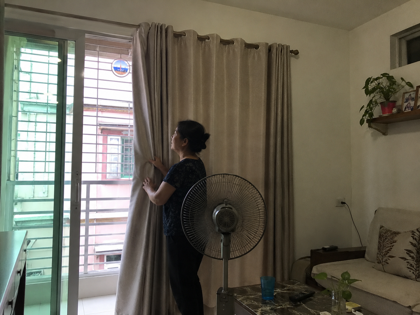 Người mẹ ở H&agrave; Nội chia sẻ: T&ocirc;i đ&oacute;ng k&iacute;n cửa từ 10h s&aacute;ng v&agrave; h&oacute;a đơn điện m&ugrave;a h&egrave; giảm thấy r&otilde;- Ảnh 1.