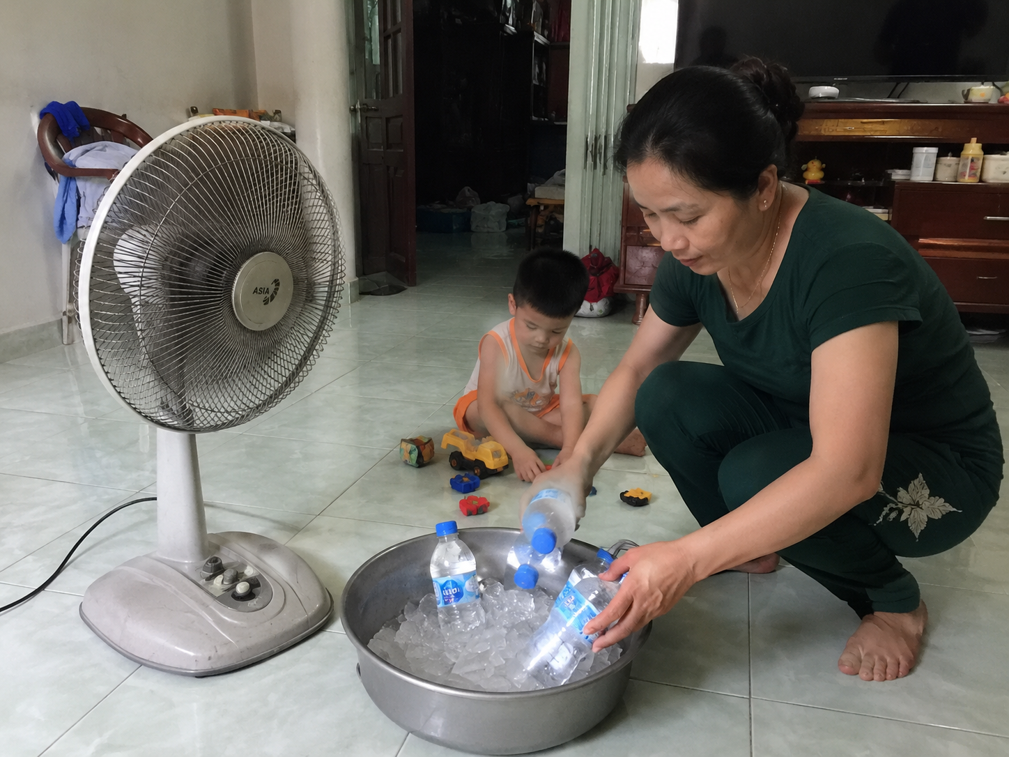 Người mẹ ở H&agrave; Nội chia sẻ: T&ocirc;i đ&oacute;ng k&iacute;n cửa từ 10h s&aacute;ng v&agrave; h&oacute;a đơn điện m&ugrave;a h&egrave; giảm thấy r&otilde;- Ảnh 2.