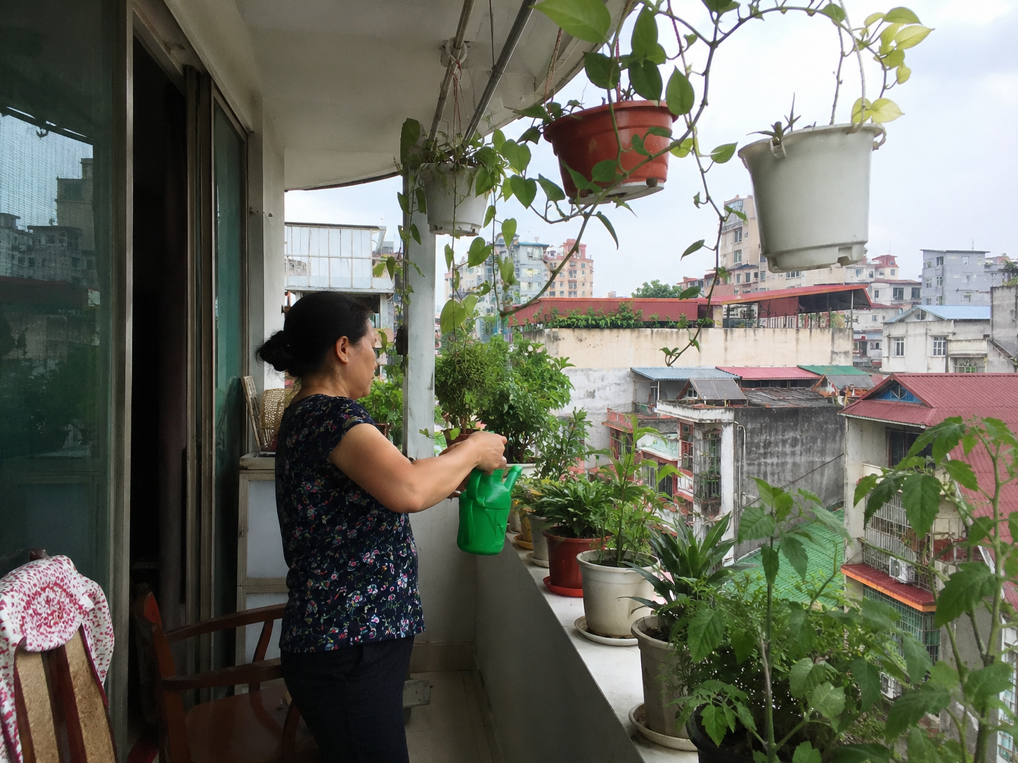 Người mẹ ở H&agrave; Nội chia sẻ: T&ocirc;i đ&oacute;ng k&iacute;n cửa từ 10h s&aacute;ng v&agrave; h&oacute;a đơn điện m&ugrave;a h&egrave; giảm thấy r&otilde;- Ảnh 3.