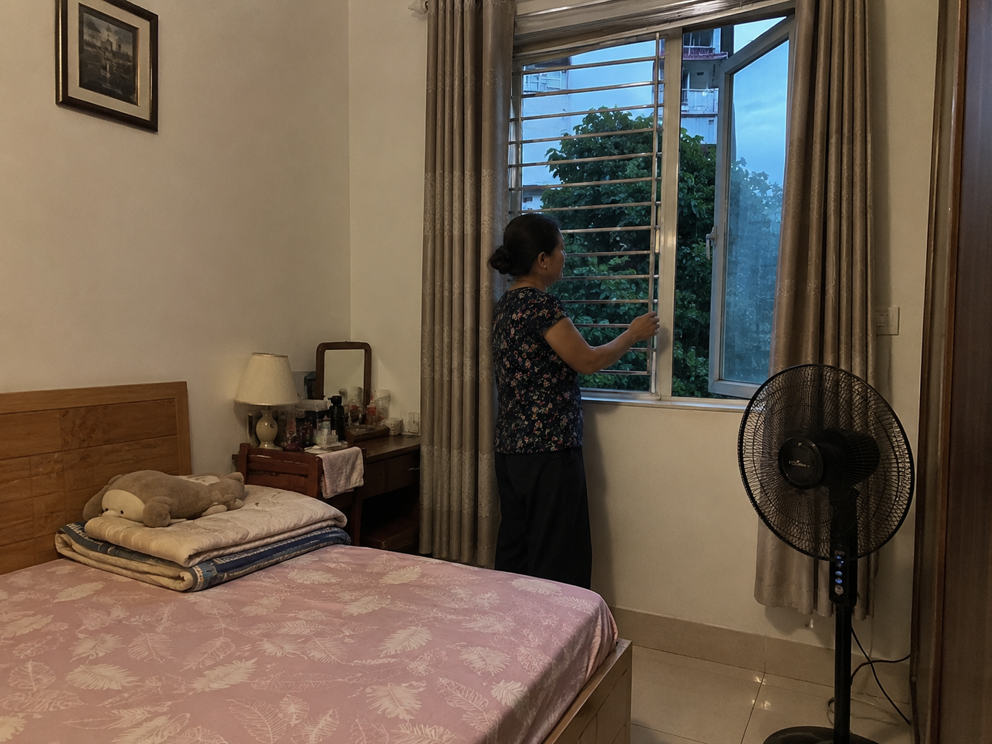 Người mẹ ở H&agrave; Nội chia sẻ: T&ocirc;i đ&oacute;ng k&iacute;n cửa từ 10h s&aacute;ng v&agrave; h&oacute;a đơn điện m&ugrave;a h&egrave; giảm thấy r&otilde;- Ảnh 4.