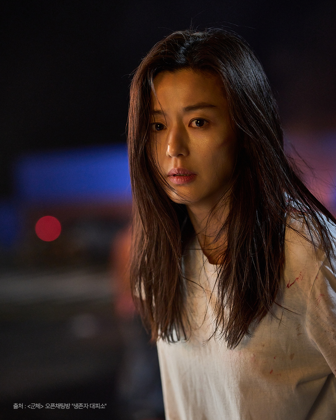 Chỉ 4 ng&agrave;y, bom tấn zombie xứ H&agrave;n c&aacute;n mốc 1 triệu v&eacute;: Nữ ch&iacute;nh g&acirc;y sốc v&igrave; visual qu&aacute; đỉnh ở tuổi 41- Ảnh 4.