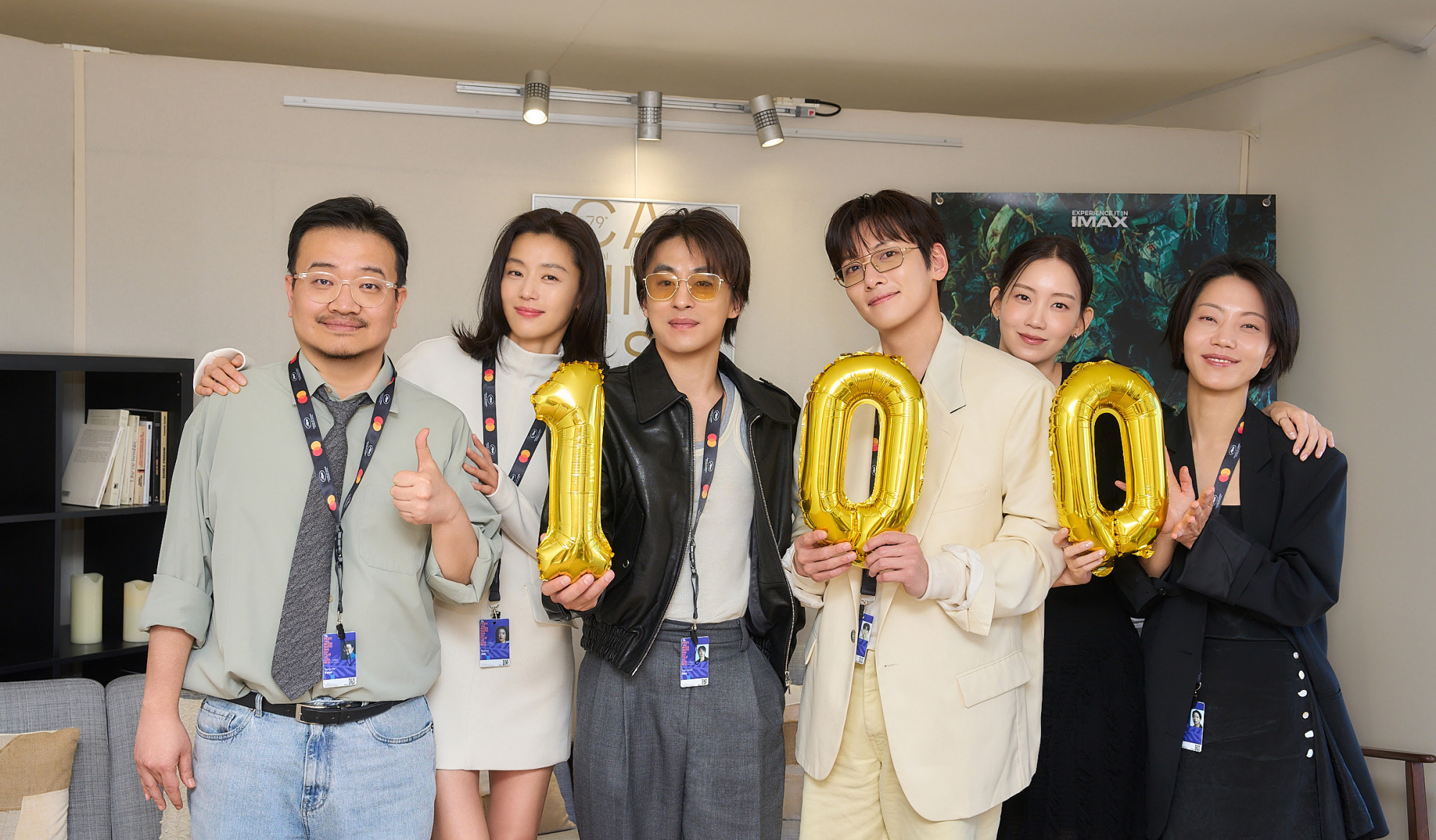 Chỉ 4 ng&agrave;y, bom tấn zombie xứ H&agrave;n c&aacute;n mốc 1 triệu v&eacute;: Nữ ch&iacute;nh g&acirc;y sốc v&igrave; visual qu&aacute; đỉnh ở tuổi 41- Ảnh 6.