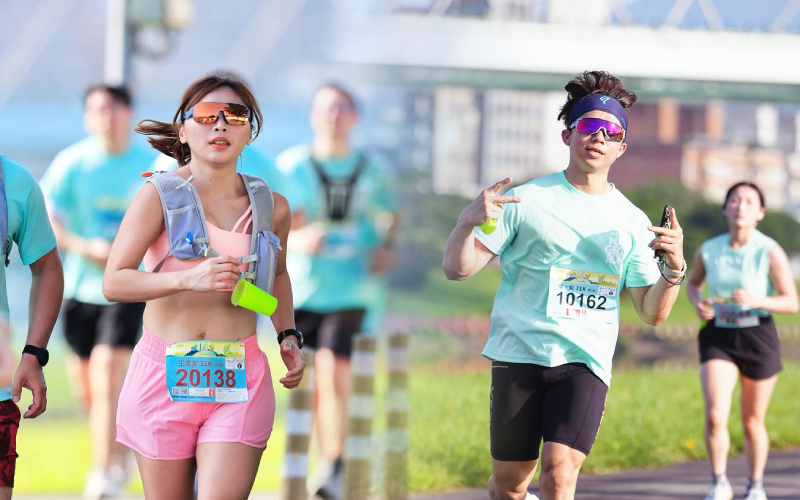 Hẹn đối t&aacute;c chạy bộ 5-10 km rồi b&agrave;n c&ocirc;ng chuyện đang l&agrave; mốt, đi ăn đi c&agrave; ph&ecirc; qu&aacute; &ldquo;lỗi thời&rdquo; rồi- Ảnh 2.