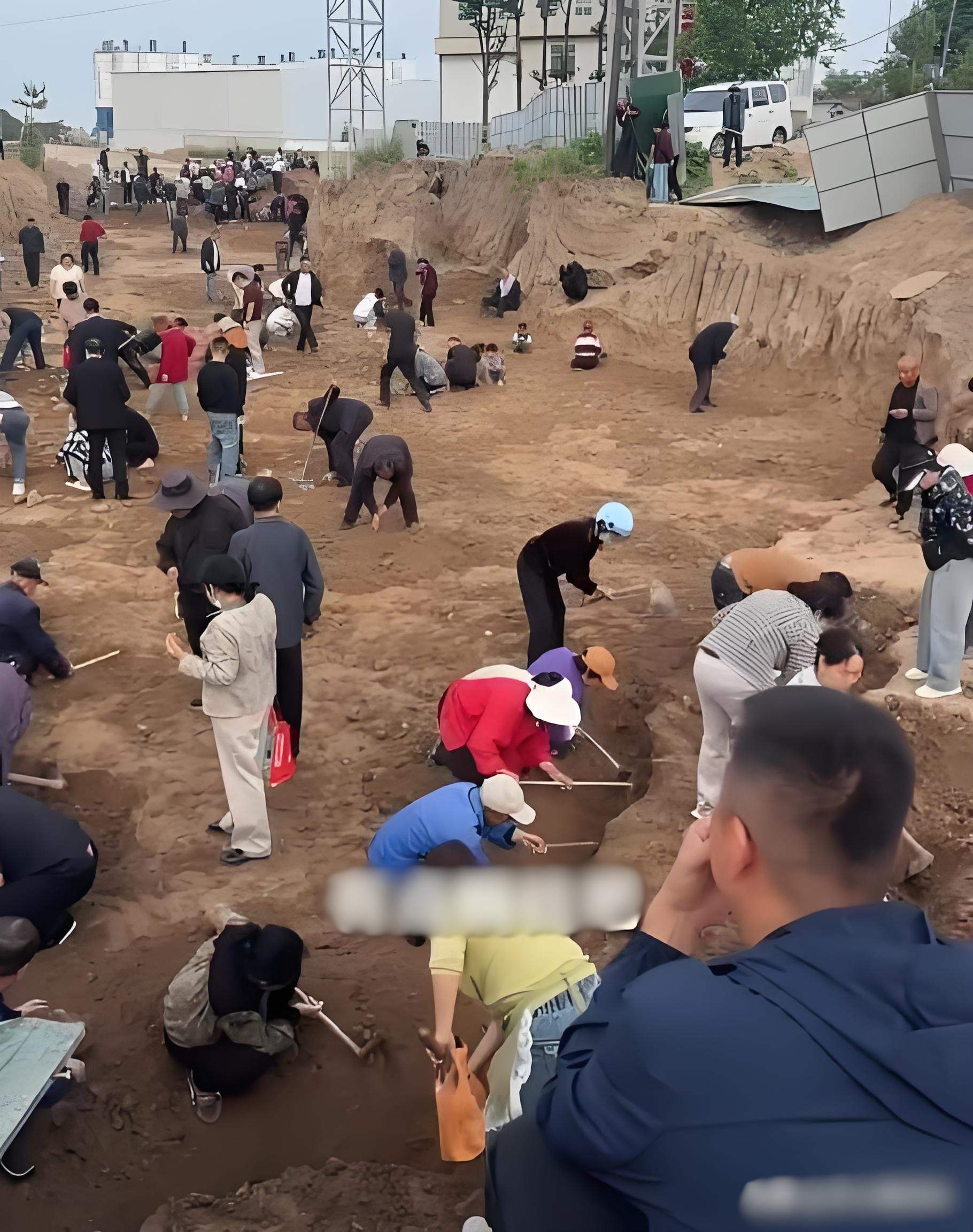 Nhiều người k&eacute;o đến c&ocirc;ng trường ở Trung Quốc t&igrave;m "kho b&aacute;u cổ": Cơ quan địa phương c&ocirc;ng bố th&ocirc;ng tin khiến mọi người "chưng hửng"- Ảnh 1.
