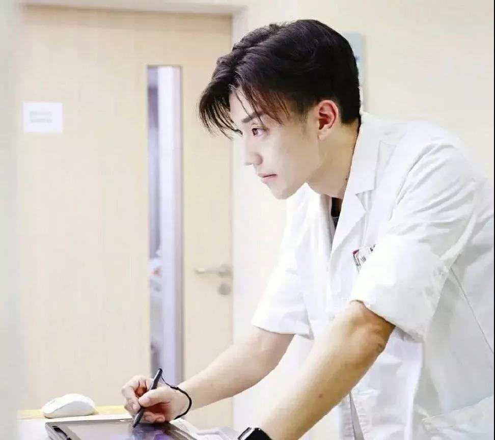 Bất ngờ với danh t&iacute;nh gi&aacute;m đốc Trung t&acirc;m Thẩm mỹ Y khoa, c&oacute; 1,2 triệu follower tr&ecirc;n mạng- Ảnh 2.