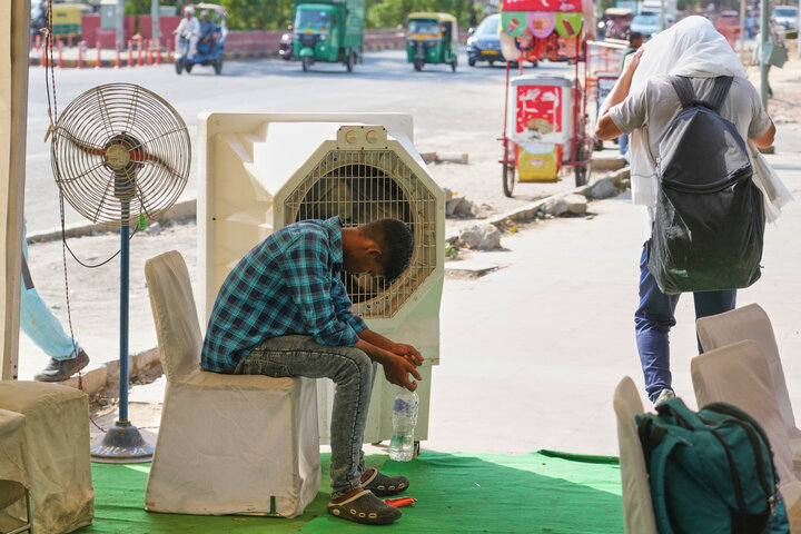 Nắng n&oacute;ng l&ecirc;n tới 45&deg;C, đường phố quốc gia đ&ocirc;ng d&acirc;n nhất thế giới vắng tanh- Ảnh 2.