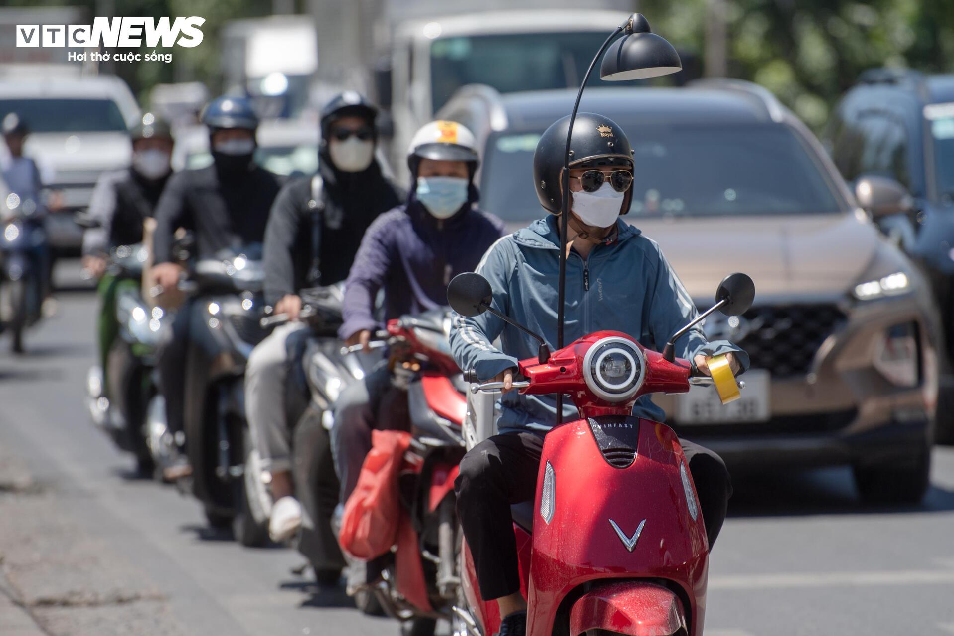 C&ocirc;ng nh&acirc;n b&aacute;m c&ocirc;ng trường giữa trời nắng như thi&ecirc;u đốt hơn 50℃- Ảnh 2.