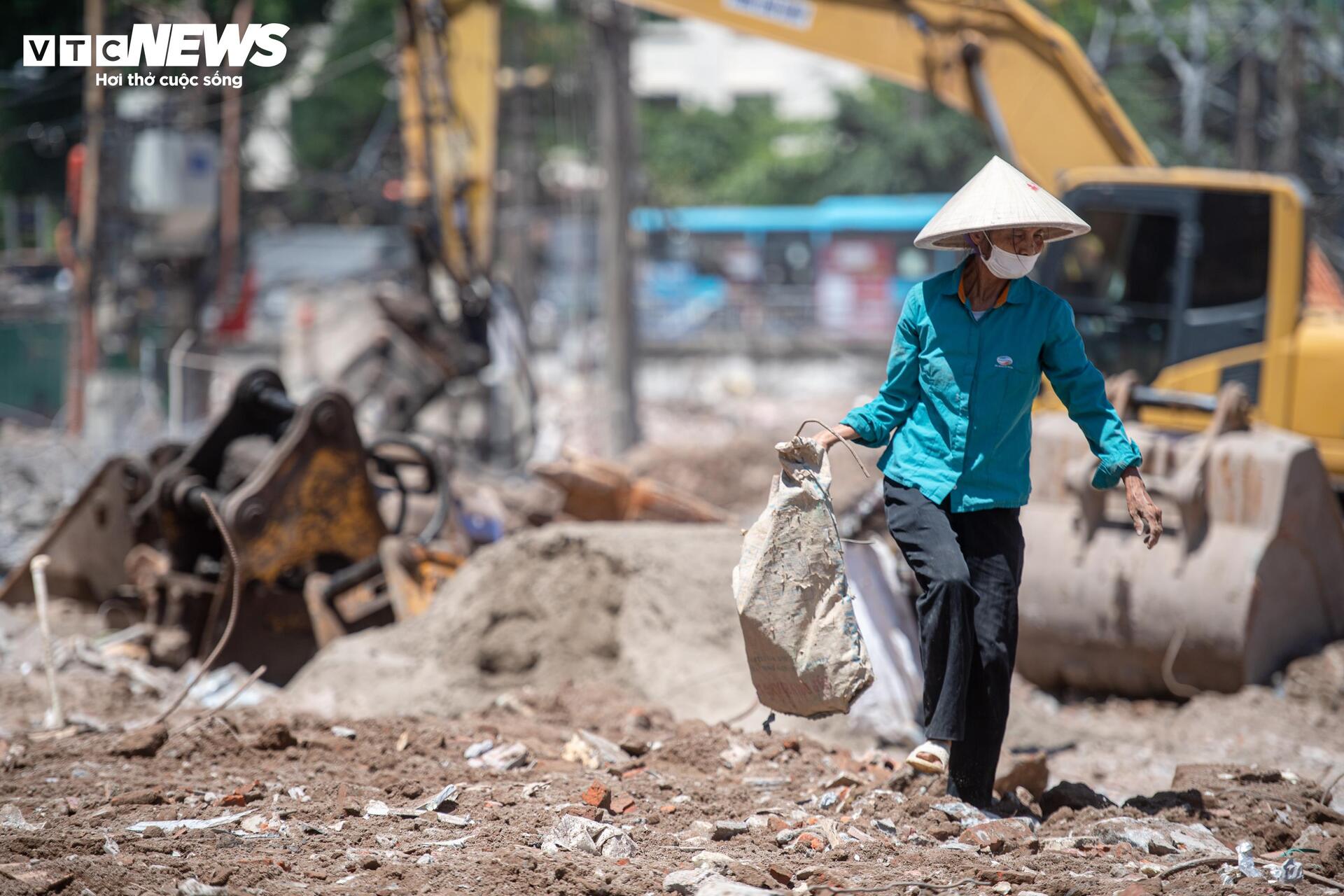 C&ocirc;ng nh&acirc;n b&aacute;m c&ocirc;ng trường giữa trời nắng như thi&ecirc;u đốt hơn 50℃- Ảnh 9.