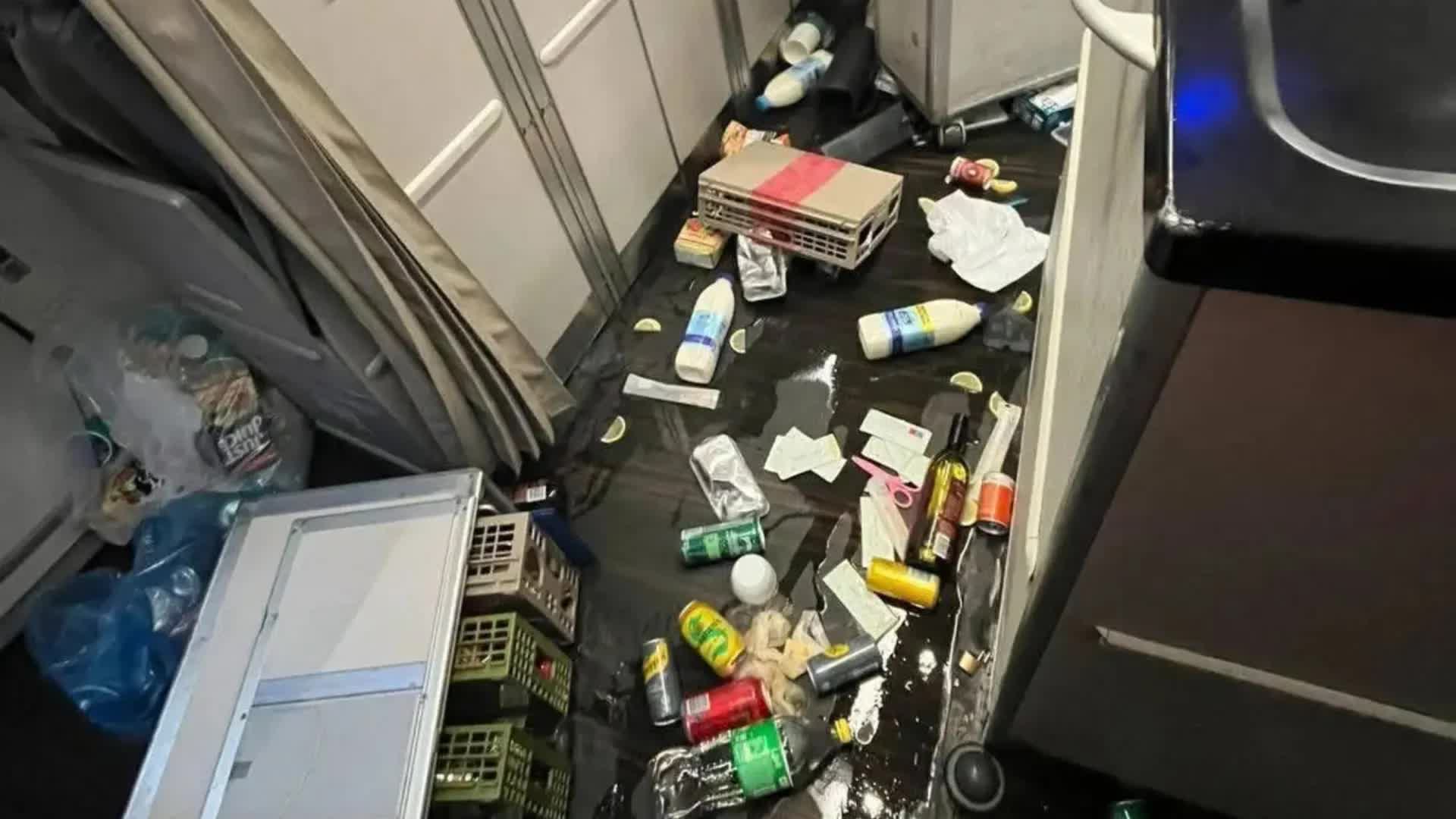 Cận cảnh b&ecirc;n trong chuyến bay Cathay Pacific &ldquo;rơi tự do&rdquo;: 10 người bị thương, h&agrave;nh kh&aacute;ch la h&eacute;t thất thanh trong hoảng loạn- Ảnh 1.