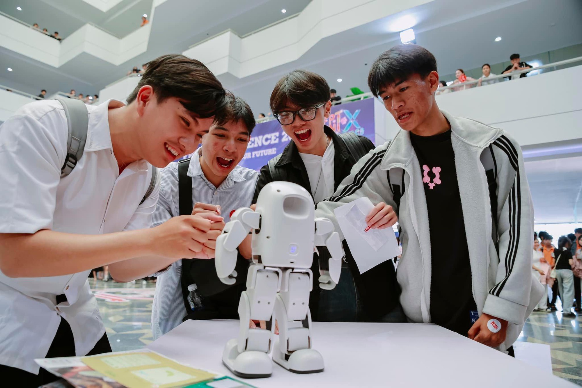 Cuộc đua nhân lực thời AI: Những chuyên ngành công nghệ đang được săn đón nhất - Ảnh 2. Cuộc đua nhân lực thời AI: Những chuyên ngành công nghệ đang được săn đón nhất - Ảnh 2.