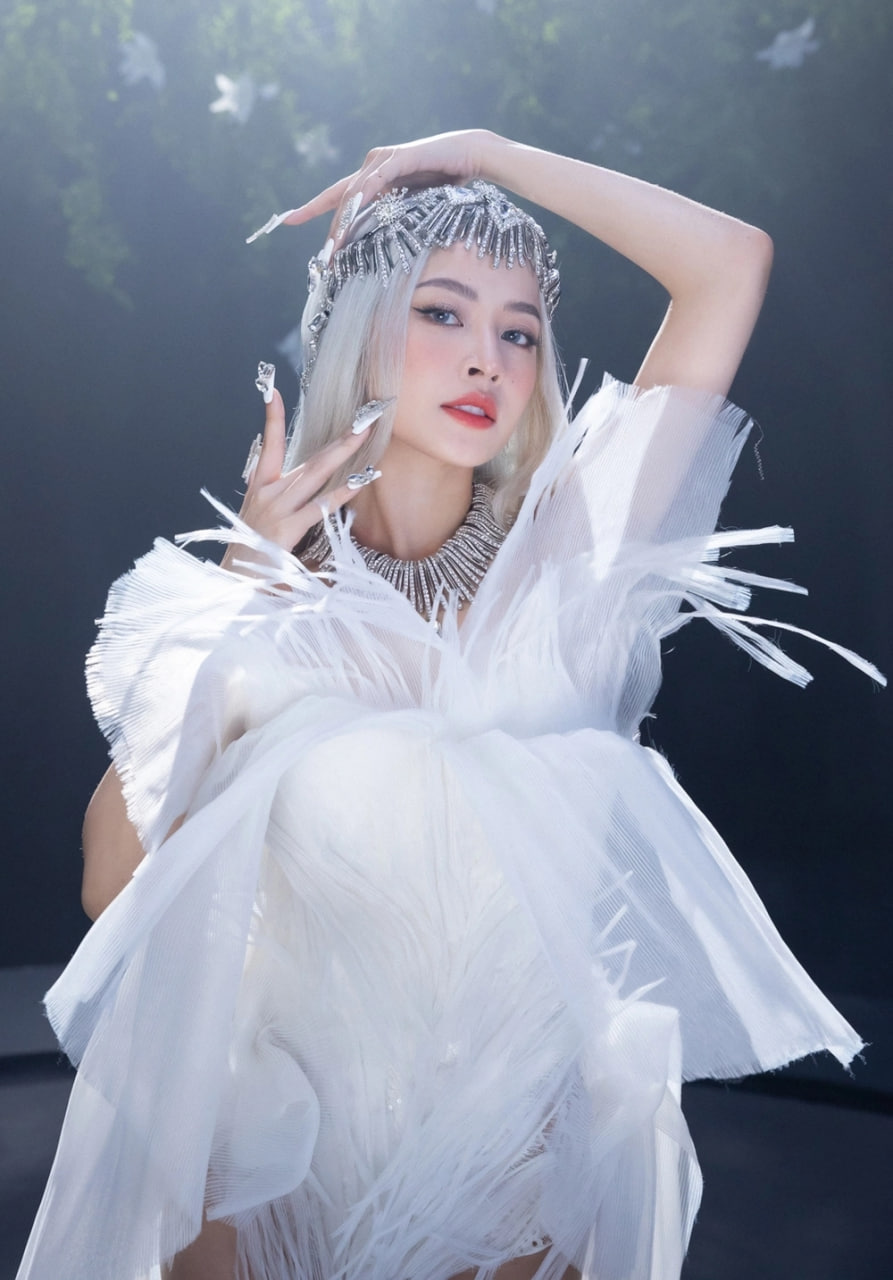 Mỹ nh&acirc;n đẹp nhất Việt Nam &ldquo;phục th&ugrave;&rdquo;- Ảnh 4.