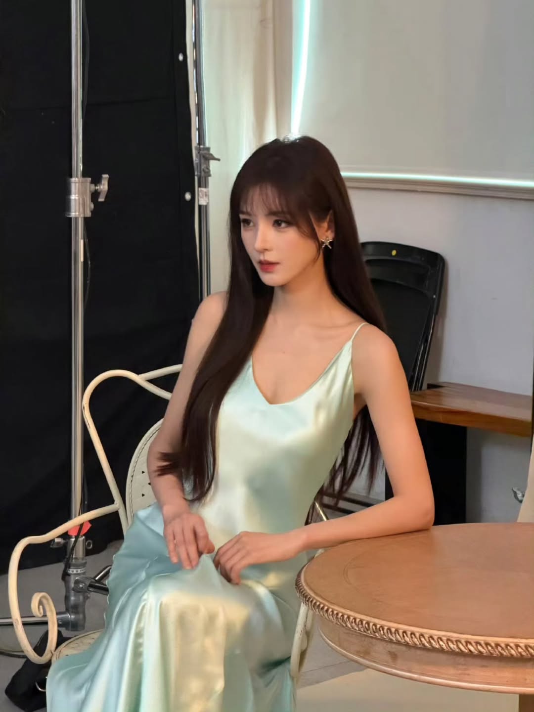 Mỹ nh&acirc;n showbiz cười 1 c&aacute;i đốn tim 1,4 tỷ d&acirc;n: Mặc đẹp kh&ocirc;ng trượt ph&aacute;t n&agrave;o, style g&igrave; cũng c&acirc;n ngon ơ - Ảnh 3.