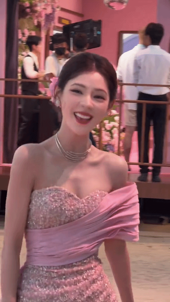 Mỹ nh&acirc;n showbiz cười 1 c&aacute;i đốn tim 1,4 tỷ d&acirc;n: Mặc đẹp kh&ocirc;ng trượt ph&aacute;t n&agrave;o, style g&igrave; cũng c&acirc;n ngon ơ - Ảnh 1.