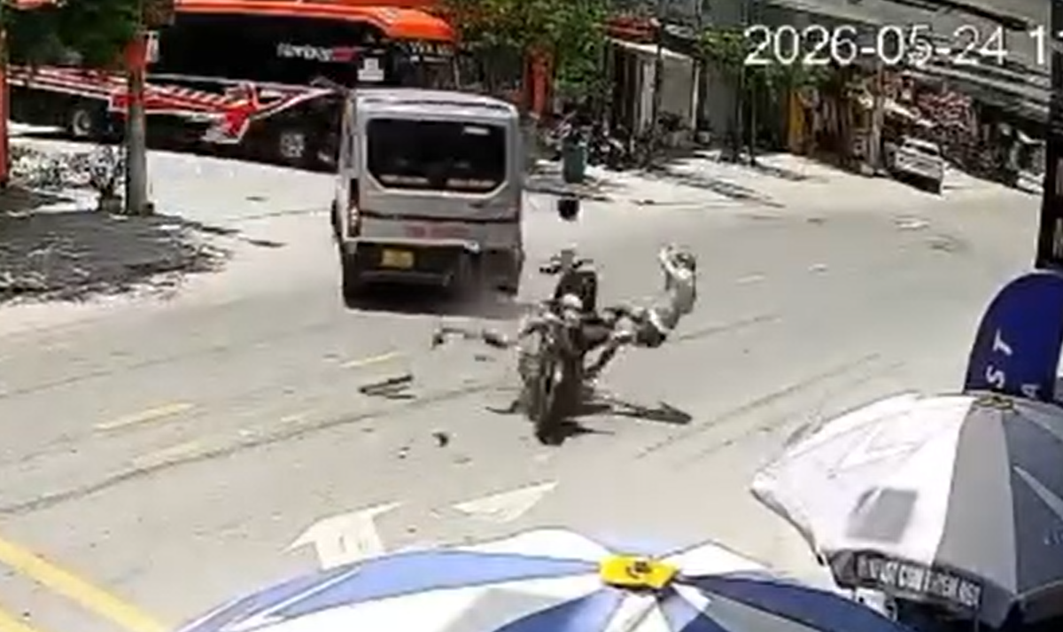 Hai thanh ni&ecirc;n đi xe m&aacute;y bay l&ecirc;n kh&ocirc;ng trung sau khi t&ocirc;ng đu&ocirc;i xe 9 chỗ - Ảnh 1.
