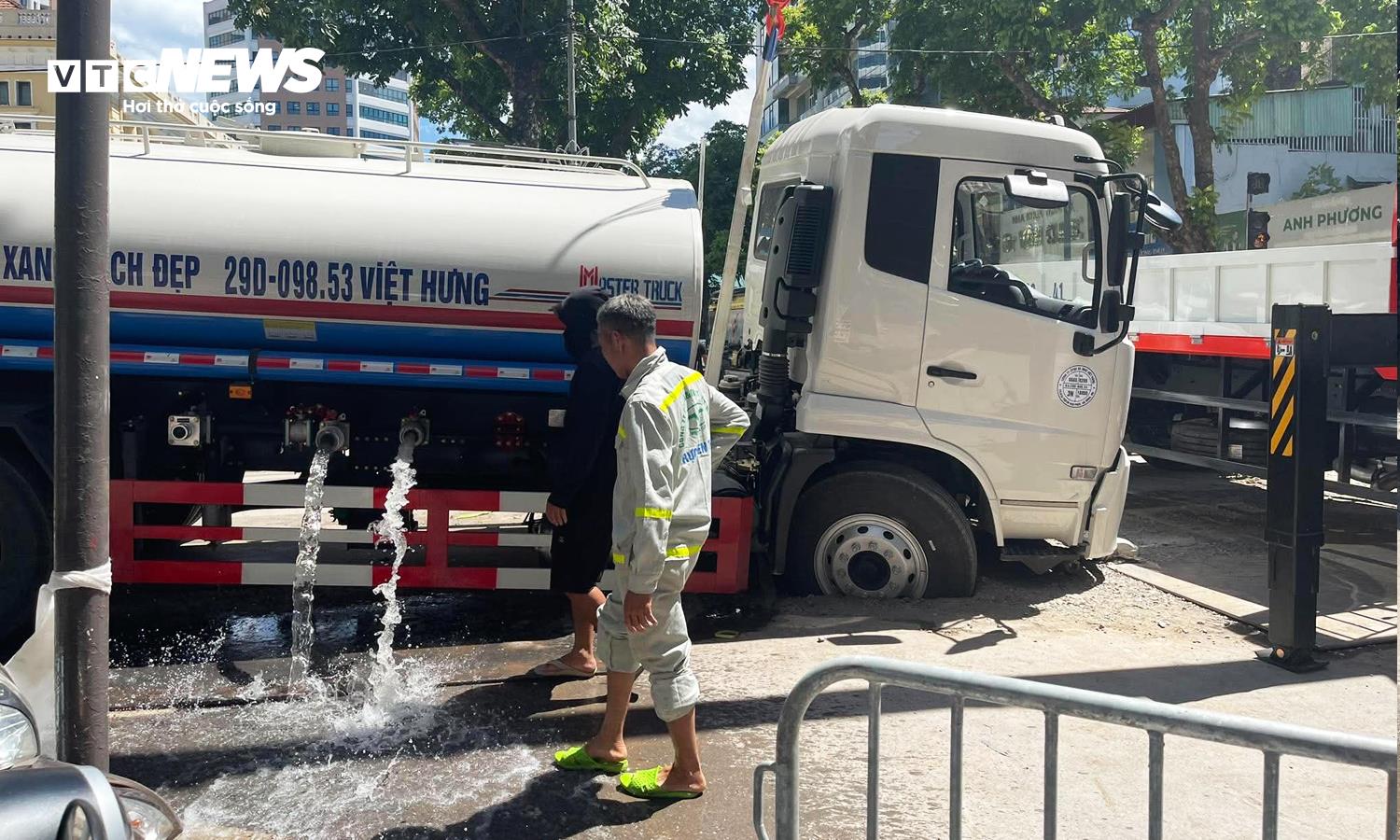 Xe phun nước rửa đường sụt hố tr&ecirc;n phố H&agrave; Nội- Ảnh 1.