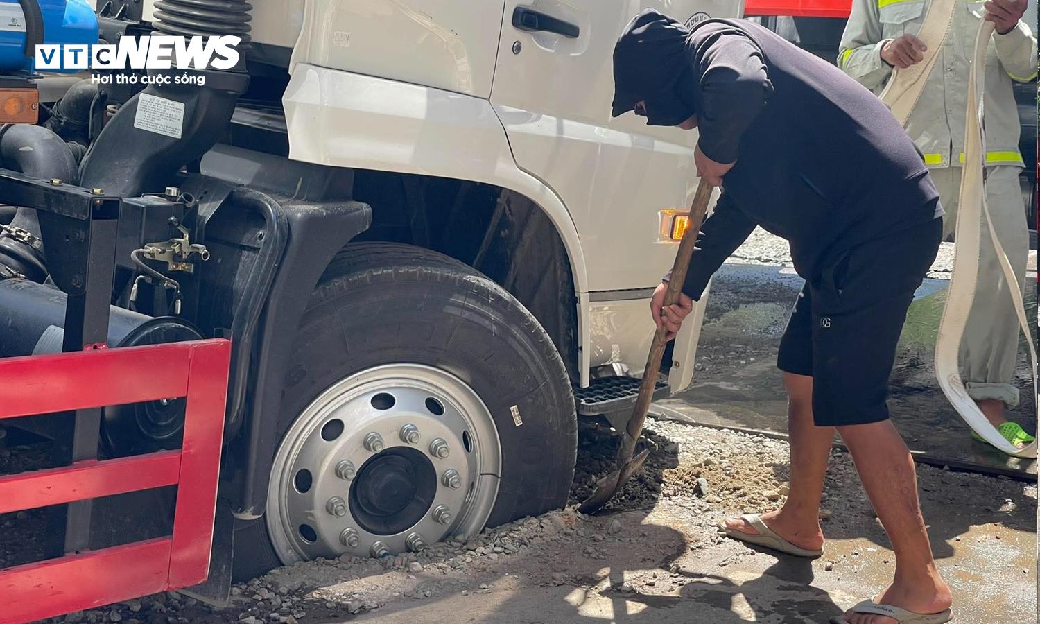 Xe phun nước rửa đường sụt hố tr&ecirc;n phố H&agrave; Nội- Ảnh 2.