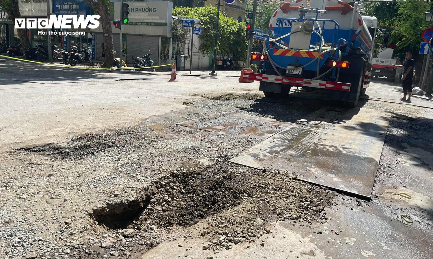 Xe phun nước rửa đường sụt hố tr&ecirc;n phố H&agrave; Nội- Ảnh 3.