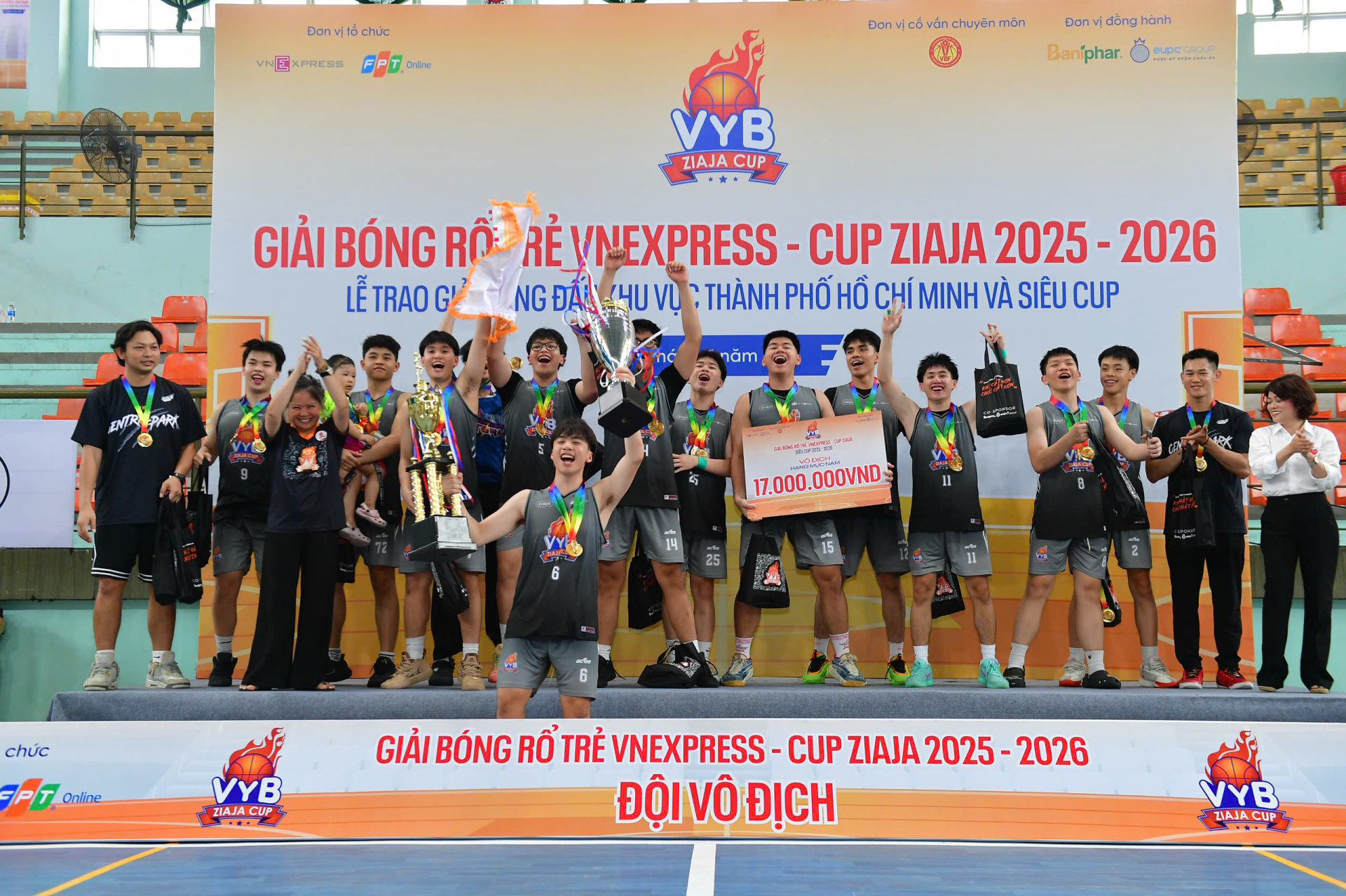 Vinschool Central Park lập c&uacute; đ&uacute;p v&ocirc; địch giải b&oacute;ng rổ học đường- Ảnh 1.