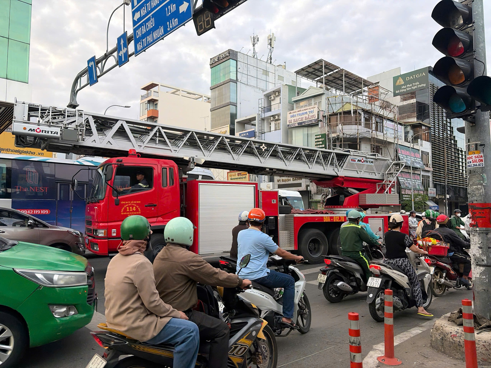 Cháy căn hộ chung cư cao 11 tầng ở gần ngã tư Hàng Xanh- Ảnh 3. Cháy căn hộ chung cư cao 11 tầng ở gần ngã tư Hàng Xanh- Ảnh 3.