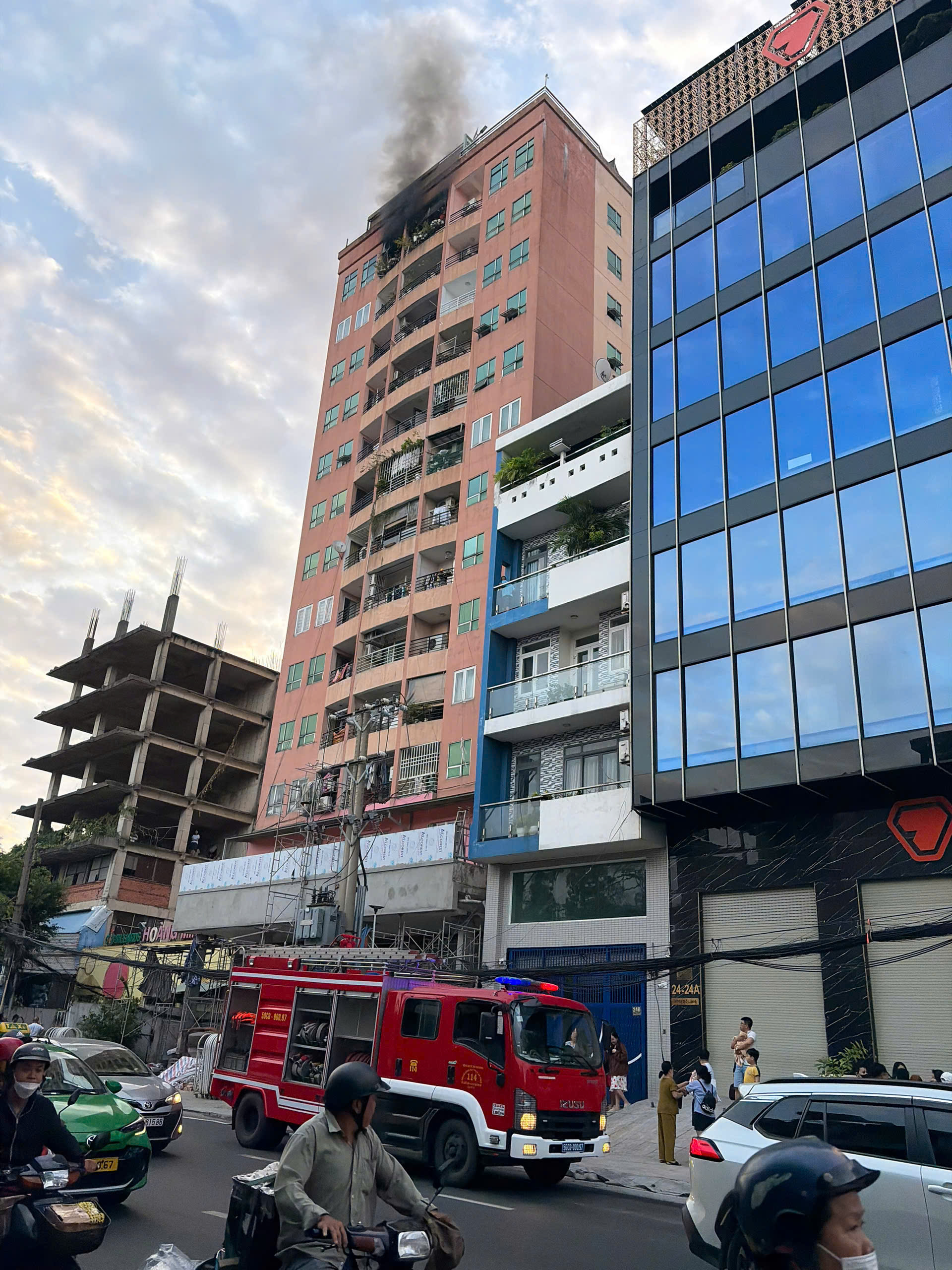 Cháy căn hộ chung cư cao 11 tầng ở gần ngã tư Hàng Xanh- Ảnh 5. Cháy căn hộ chung cư cao 11 tầng ở gần ngã tư Hàng Xanh- Ảnh 5.