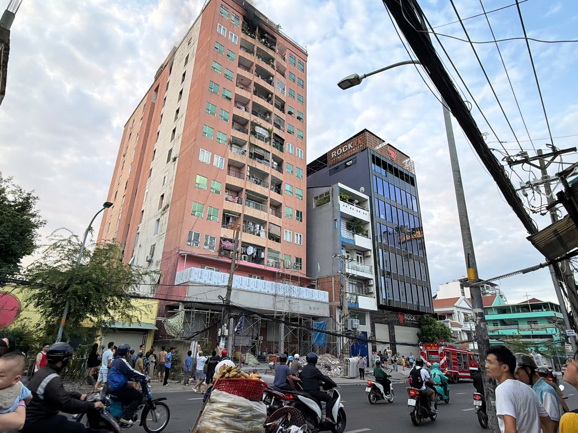 Cháy căn hộ chung cư cao 11 tầng ở gần ngã tư Hàng Xanh- Ảnh 2. Cháy căn hộ chung cư cao 11 tầng ở gần ngã tư Hàng Xanh- Ảnh 2.