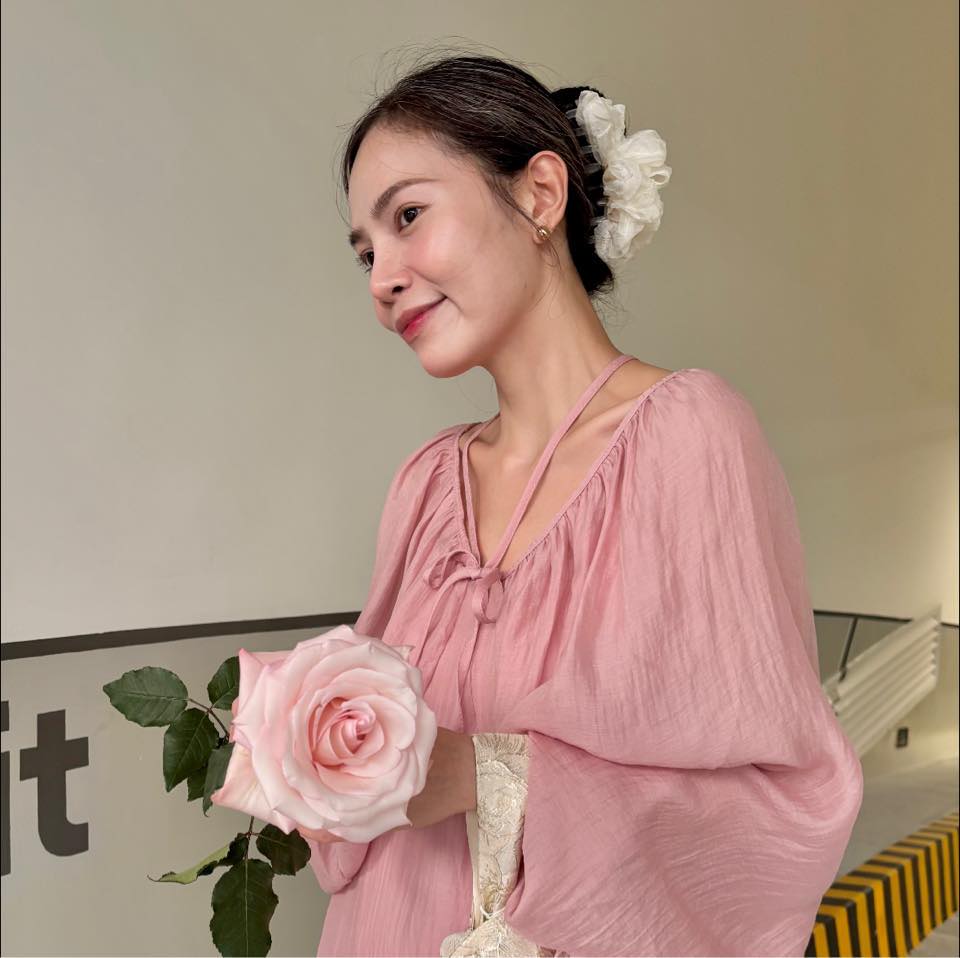 C&ocirc; n&agrave;ng 9X "biến" m&aacute;i t&oacute;c bạc sớm th&agrave;nh điểm nhấn c&aacute; nh&acirc;n: Nhan sắc rạng rỡ, thần th&aacute;i cuốn h&uacute;t kh&oacute; rời mắt- Ảnh 8.