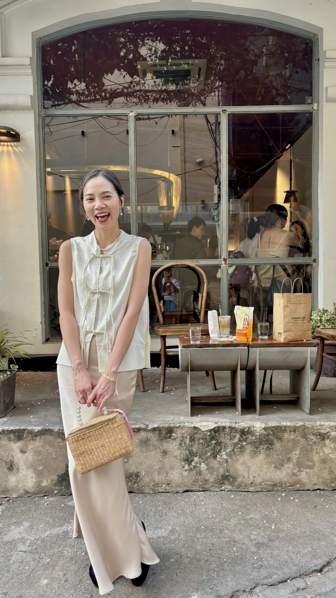 C&ocirc; n&agrave;ng 9X "biến" m&aacute;i t&oacute;c bạc sớm th&agrave;nh điểm nhấn c&aacute; nh&acirc;n: Nhan sắc rạng rỡ, thần th&aacute;i cuốn h&uacute;t kh&oacute; rời mắt- Ảnh 11.