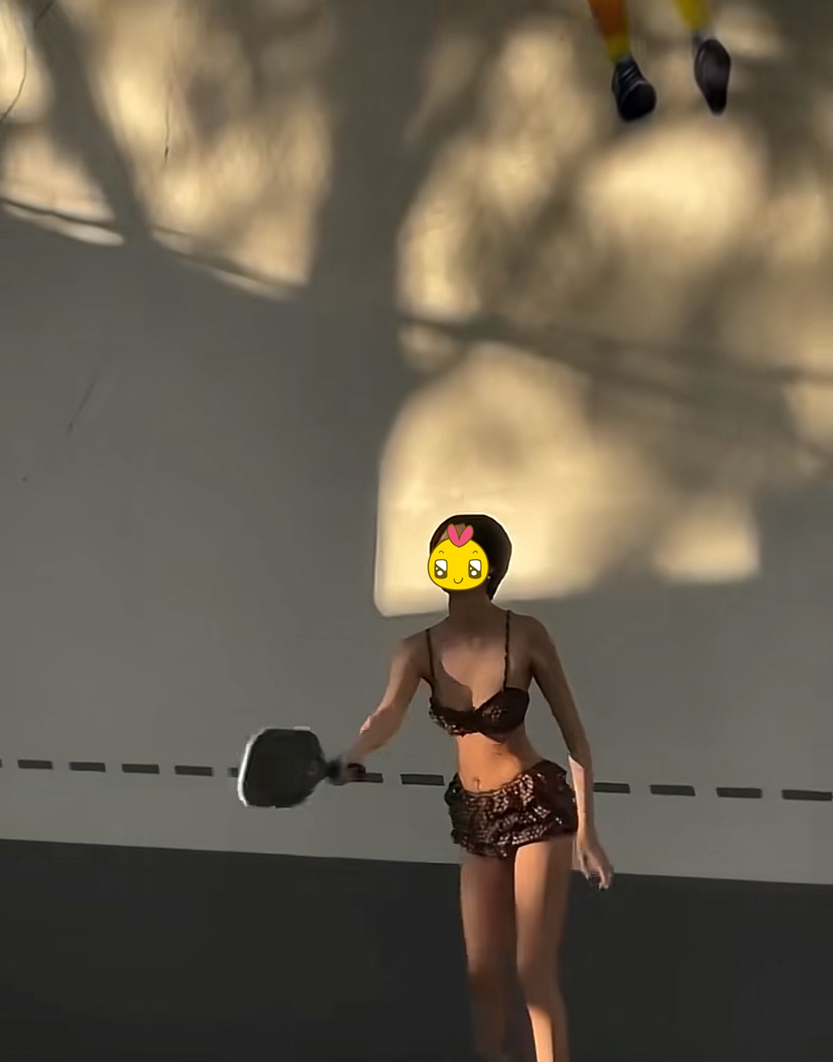 X&ocirc;n xao clip 2 c&ocirc; g&aacute;i mặc bikini đ&aacute;nh pickleball giữa ng&agrave;y nắng n&oacute;ng: Phản ứng của người xem tr&aacute;i ngược- Ảnh 3.