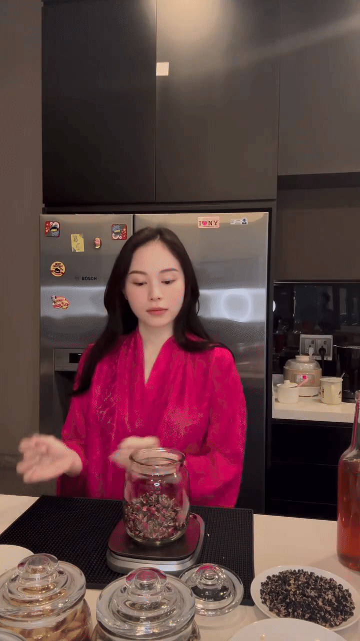 Mỹ nh&acirc;n H&agrave; th&agrave;nh cưới con trai tỷ ph&uacute;: 30 tuổi l&agrave;m d&acirc;u h&agrave;o m&ocirc;n, sống như "nữ ho&agrave;ng" trong biệt thự sang trọng- Ảnh 8.