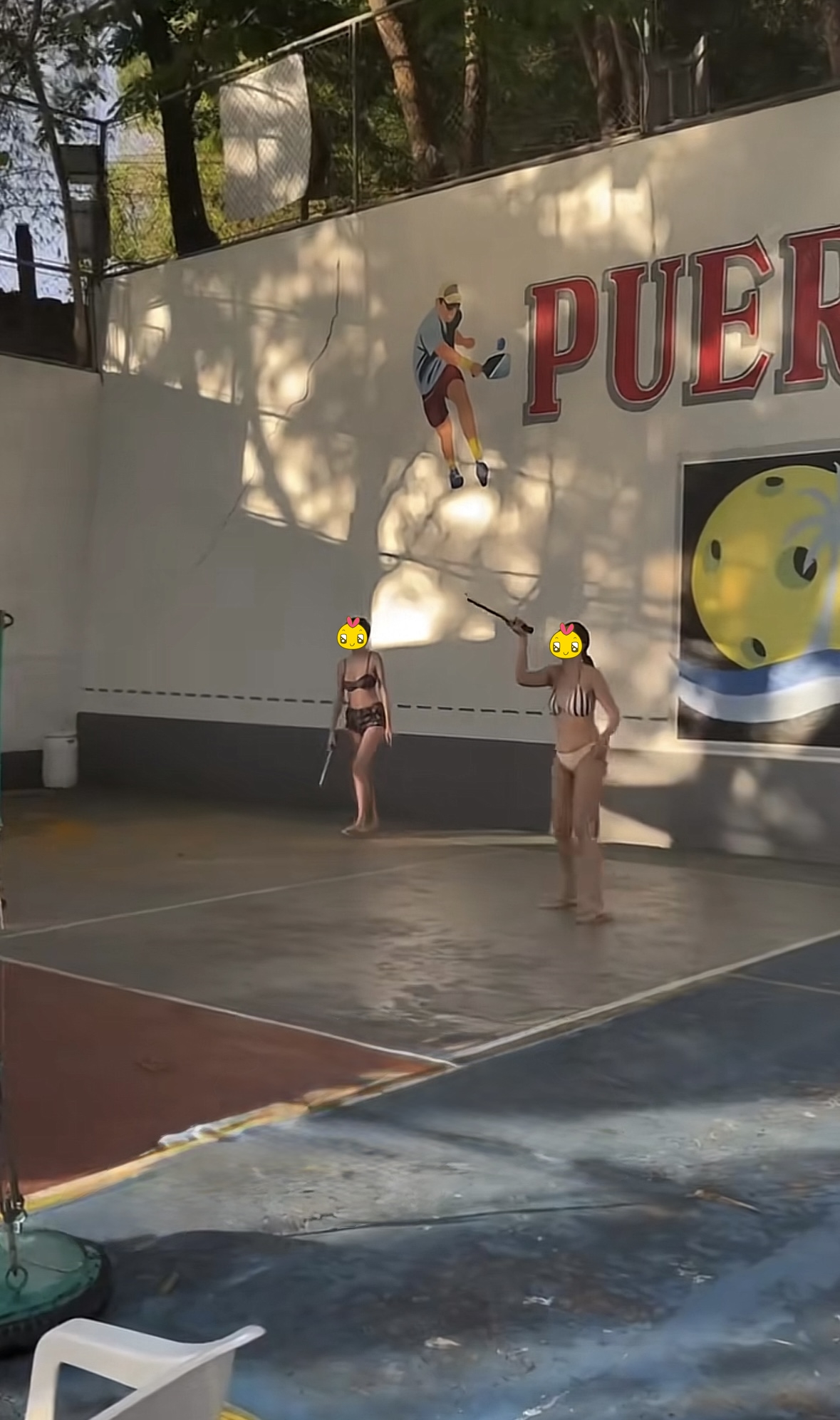 X&ocirc;n xao clip 2 c&ocirc; g&aacute;i mặc bikini đ&aacute;nh pickleball giữa ng&agrave;y nắng n&oacute;ng: Phản ứng của người xem tr&aacute;i ngược- Ảnh 1.