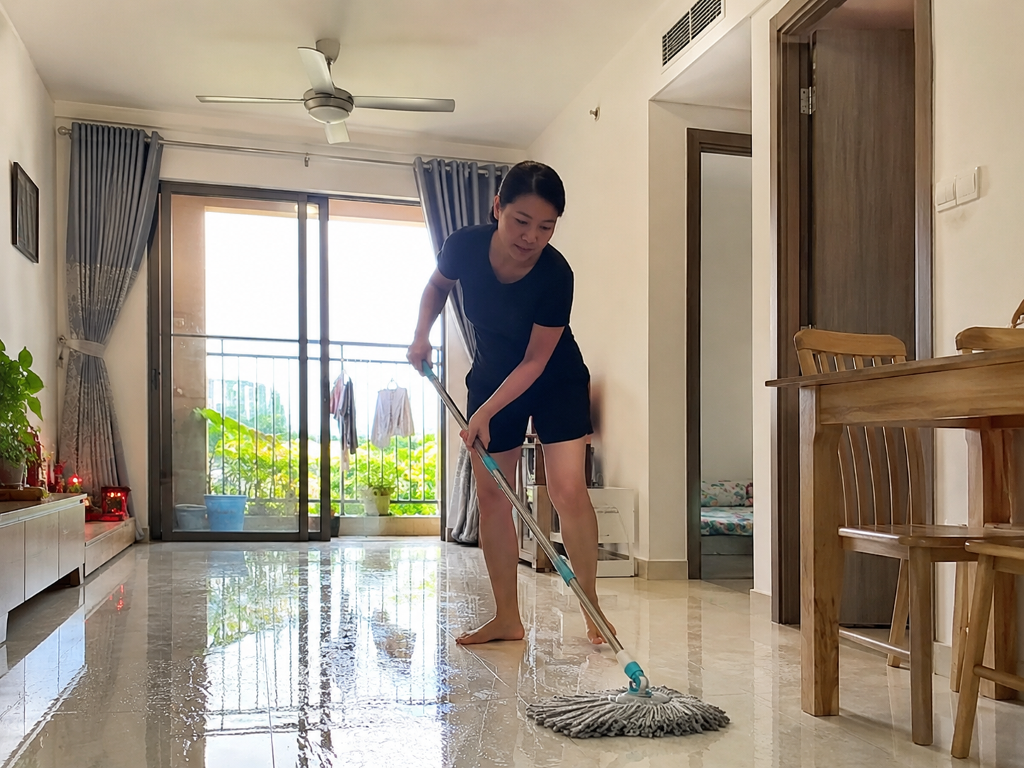 Vợ t&ocirc;i chỉ d&ugrave;ng v&agrave;i mẹo đơn giản m&agrave; căn ph&ograve;ng m&aacute;t hẳn giữa ng&agrave;y 38 độ: C&oacute; c&aacute;ch c&ograve;n gi&uacute;p điều h&ograve;a đỡ tốn điện - Ảnh 1.