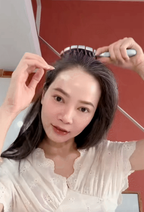 C&ocirc; n&agrave;ng 9X "biến" m&aacute;i t&oacute;c bạc sớm th&agrave;nh điểm nhấn c&aacute; nh&acirc;n: Nhan sắc rạng rỡ, thần th&aacute;i cuốn h&uacute;t kh&oacute; rời mắt- Ảnh 3.