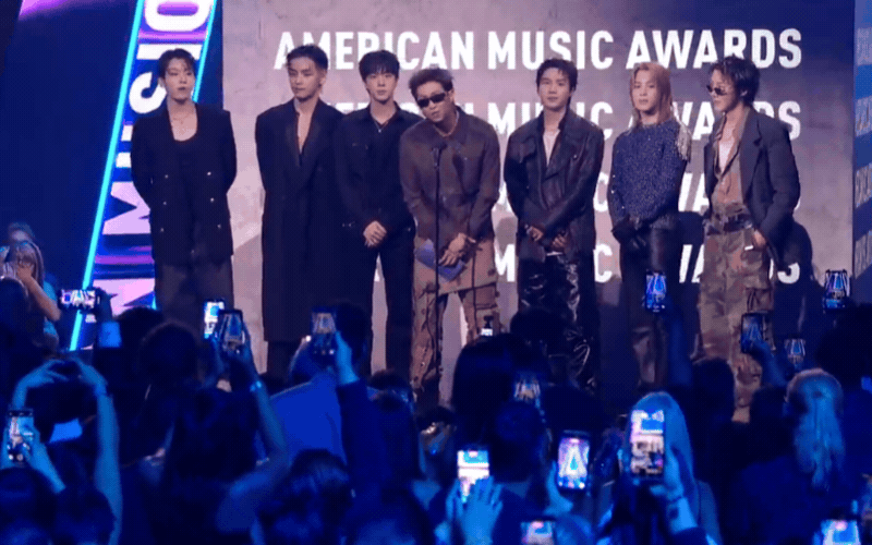 BTS được đặc c&aacute;ch đi trễ tại lễ trao giải lớn nhất nước Mỹ, cả triệu người n&iacute;n thở chờ đợi- Ảnh 3.