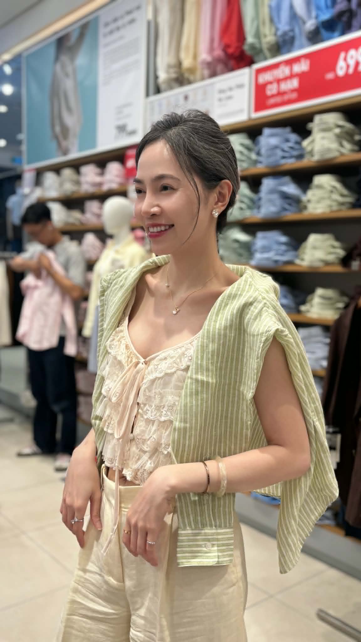 C&ocirc; n&agrave;ng 9X "biến" m&aacute;i t&oacute;c bạc sớm th&agrave;nh điểm nhấn c&aacute; nh&acirc;n: Nhan sắc rạng rỡ, thần th&aacute;i cuốn h&uacute;t kh&oacute; rời mắt- Ảnh 6.
